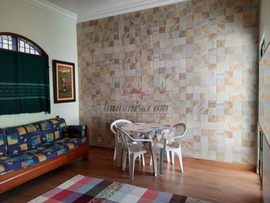Casa de rua - / Residencial / Pechincha