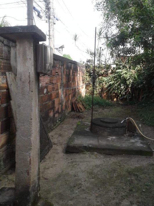 Casa de frente para Rua principal, Quintal grande, 2 quartos, 01 suite, varanda, área de serviço