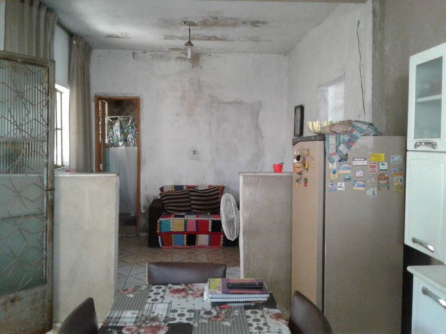 Casa de frente para Rua principal, Quintal grande, 2 quartos, 01 suite, varanda, área de serviço