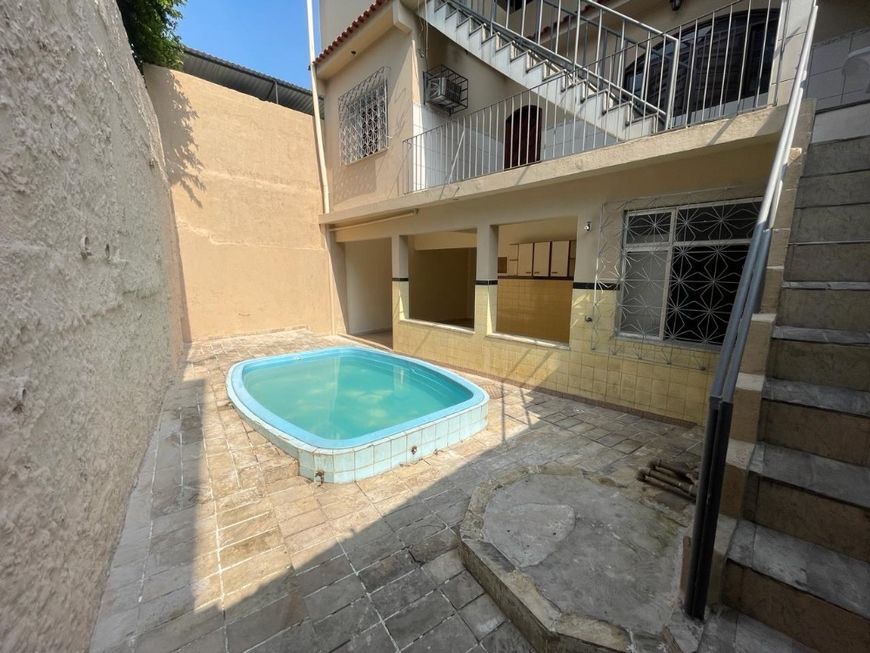 BAIXOU O PREÇO!! Oportunidade única!!! São 2 casas com 300m quadrados com 5 quartos
