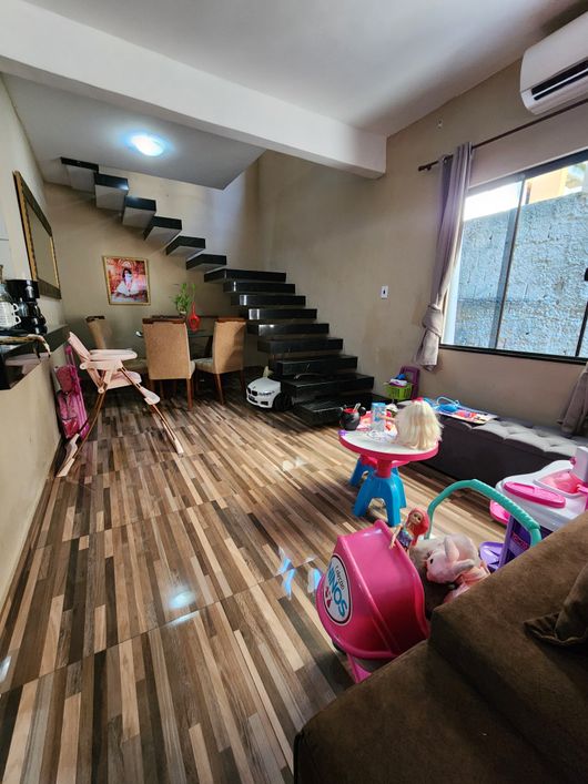 Casa com porcelanato e blindex em Santa Cruz da Serra
