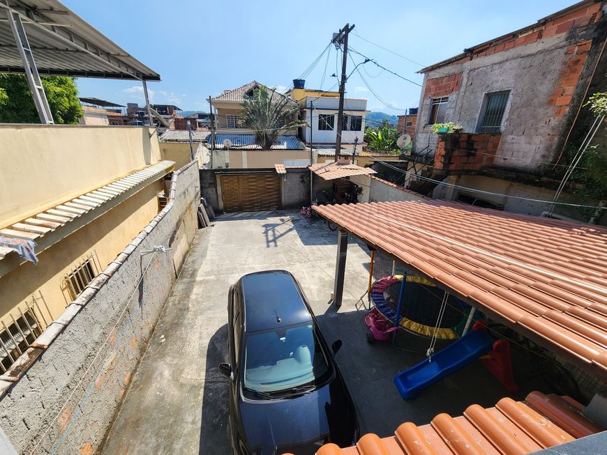 Casa com porcelanato e blindex em Santa Cruz da Serra