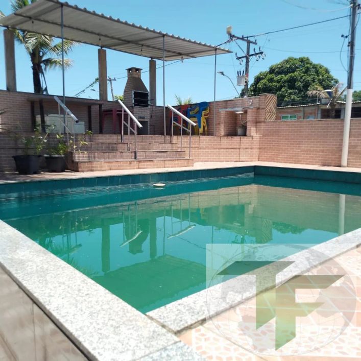 Excelente casa duplex dividida em duas casas, com piscina e vaga para 5 carros