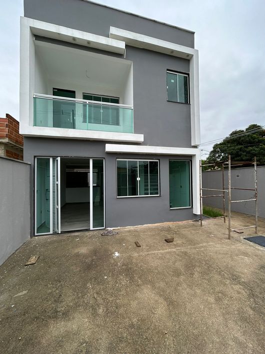 Casa nova financiada pelo banco.