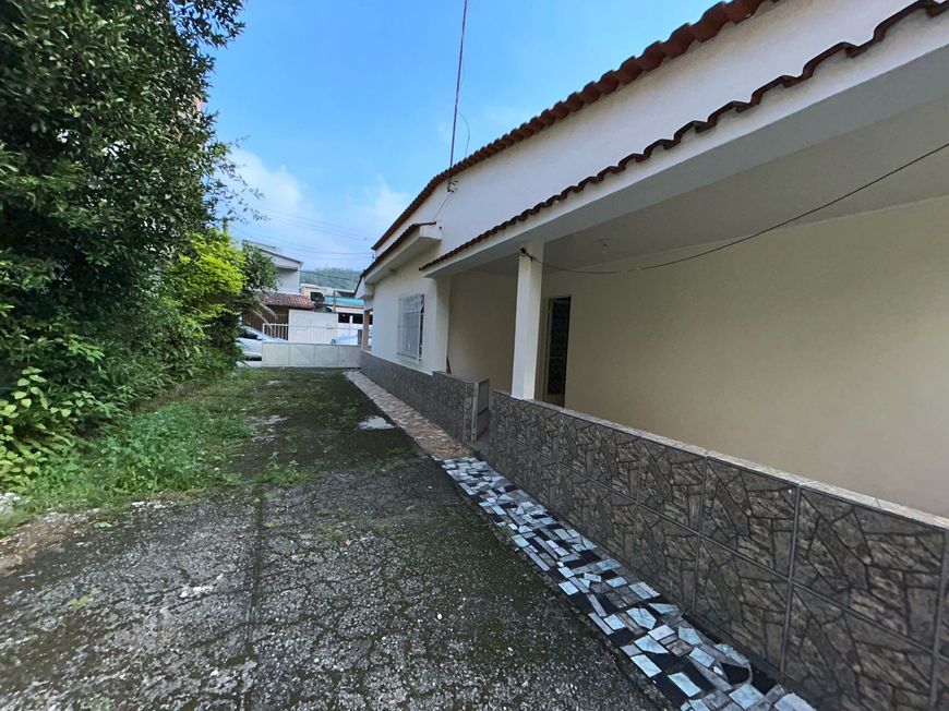Casa com quintal em Xerem próximo da “praça do Zeca”