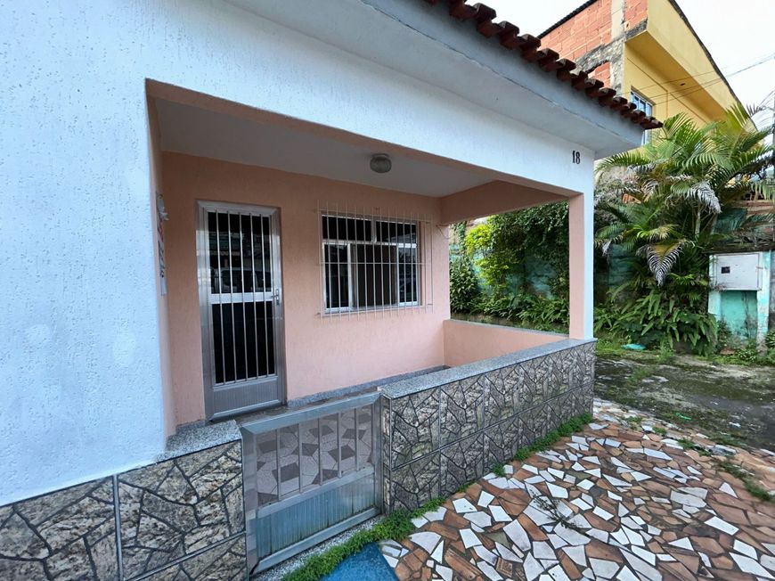 Casa com quintal em Xerem próximo da “praça do Zeca”