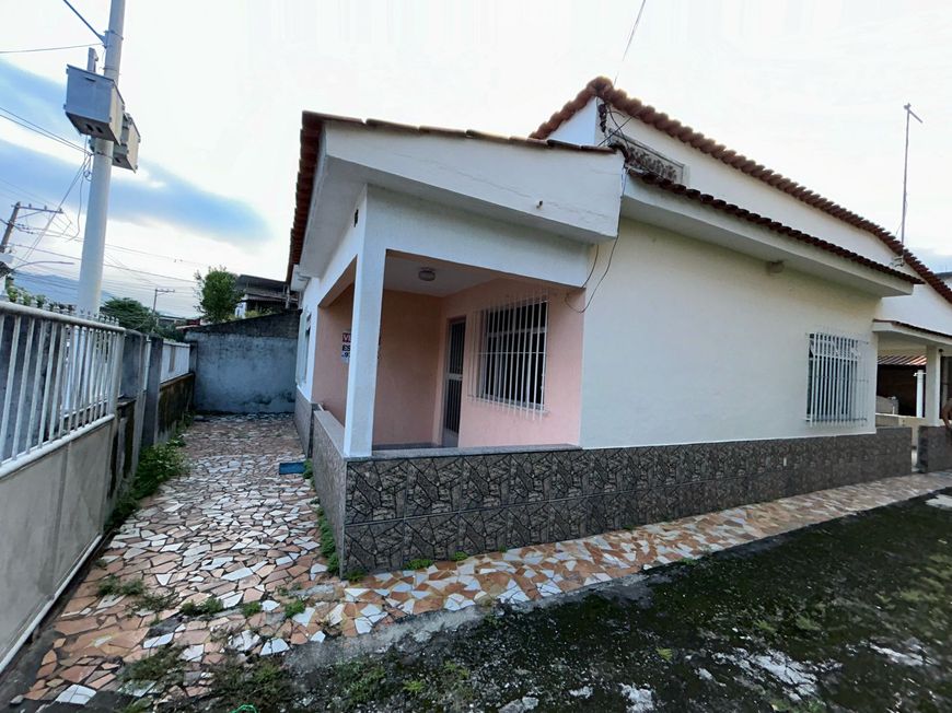 Casa com quintal em Xerem próximo da “praça do Zeca”