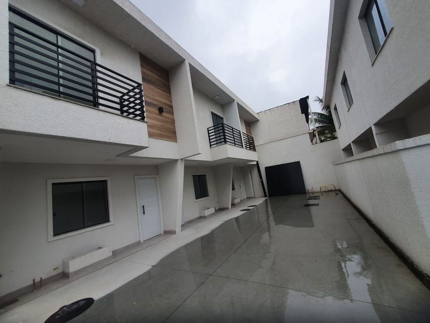 Casa nova em Jardim Primavera, financiada pelo banco.