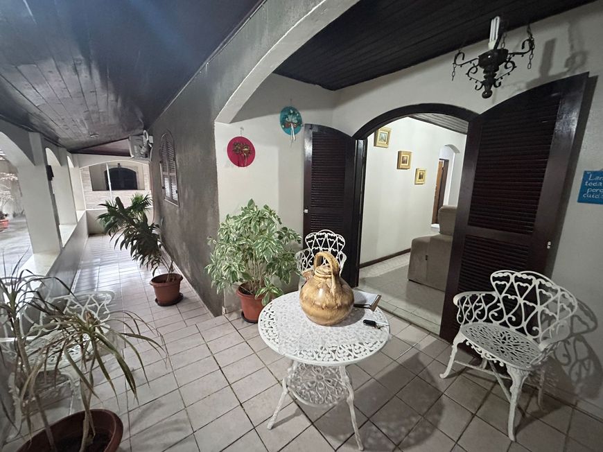 Casa para venda possui 300 metros quadrados com 5 quartos em Vila Santa Alice - Duque de Caxias - RJ