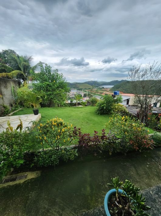 COD. 1339 Casa com quintal e vista linda de 2 quartos e garagem