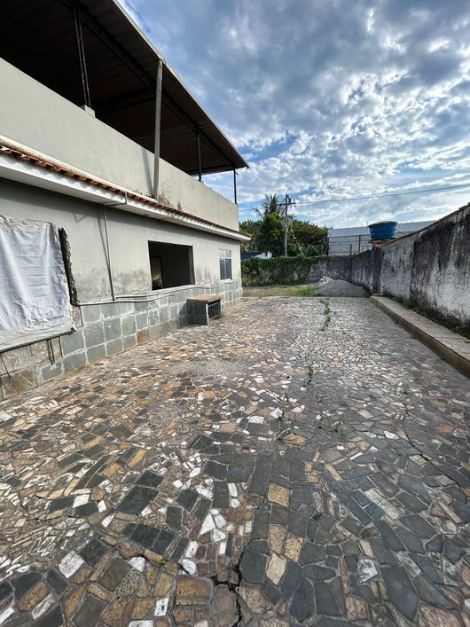 Casa estilo mini sítio colado na Rio-Magé com 1.000m² todo murado