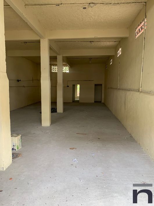 Terreno de 500m² com duas lojas à venda