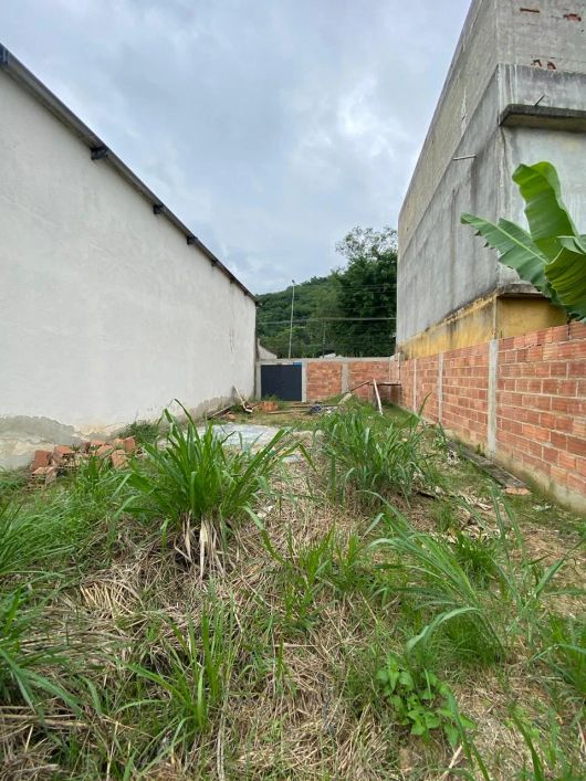 Terreno murado frente para Aut. Club, oportunidade para investidores.
