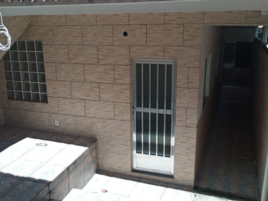Casa em Xerem independente com 2 quartos e garagem.