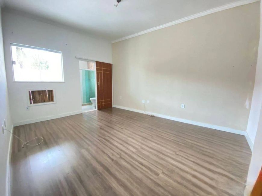 Linda casa próximo a Rodovia, com 3 quartos e quintal.