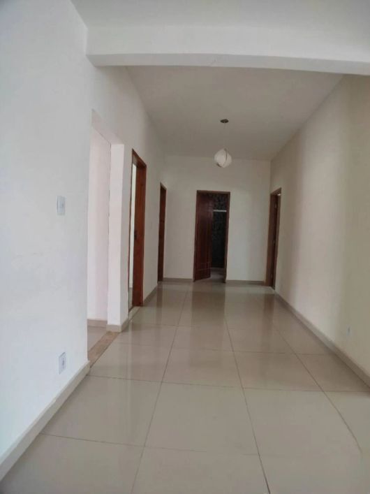 Linda casa próximo a Rodovia, com 3 quartos e quintal.
