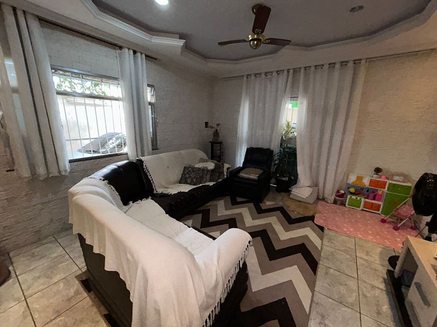 Duas casas grandes com piscina em Xerem