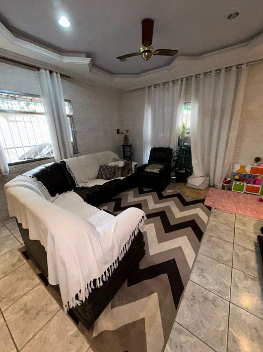 Duas casas grandes com piscina em Xerem