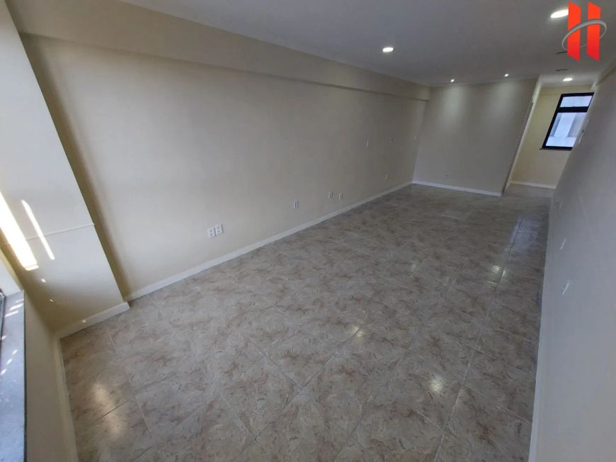 Sala comercial com 35m²na esquina com a Av. Brigadeiro Lima e Silva.