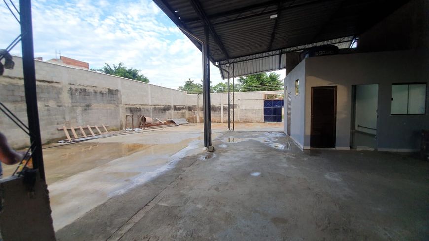Ótimo galpão com 750m² total e área coberta com 200m² .
