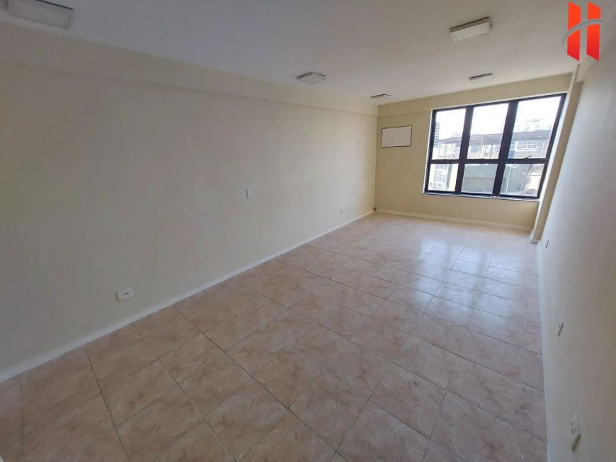 Sala comercial com 28m²na esquina com a Av. Brigadeiro Lima e Silva.