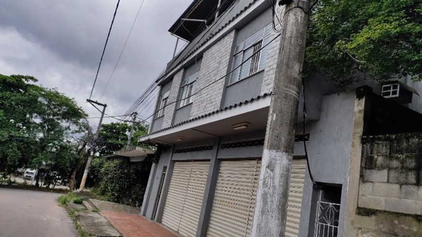 Prédio comercial em frente a rodovia Washington Luiz.
