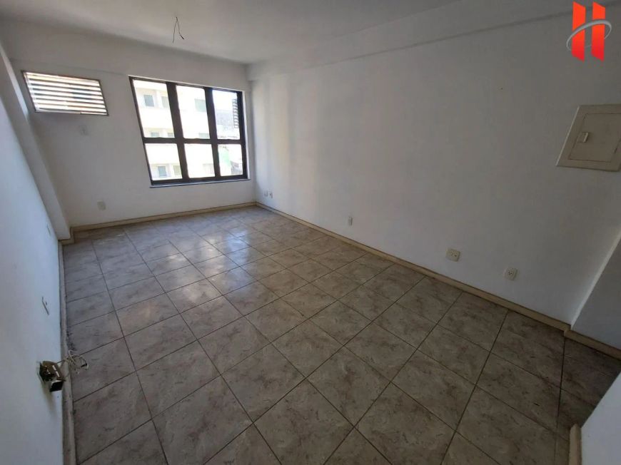 Sala comercial com 28m²na esquina com a Av. Brigadeiro Lima e Silva.