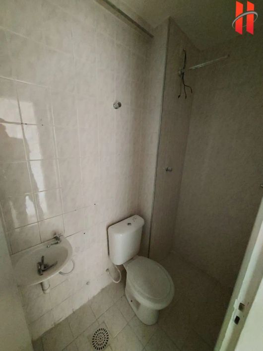 Sala comercial com 28m²na esquina com a Av. Brigadeiro Lima e Silva.