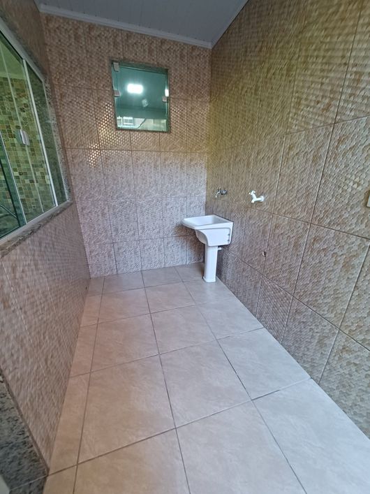 Linda casa de 2 quartos em Xerém com quintal