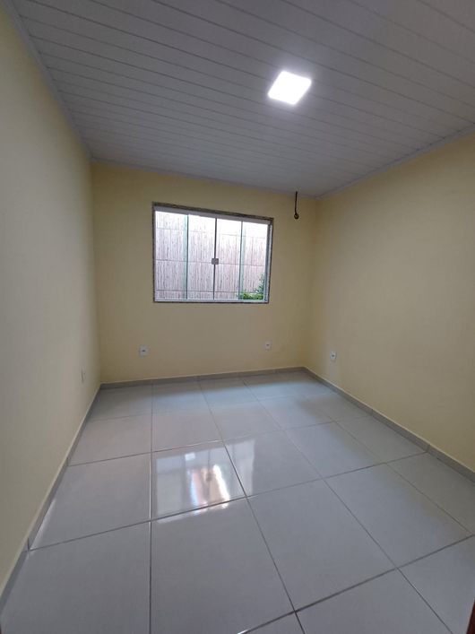 Linda casa de 2 quartos em Xerém com quintal