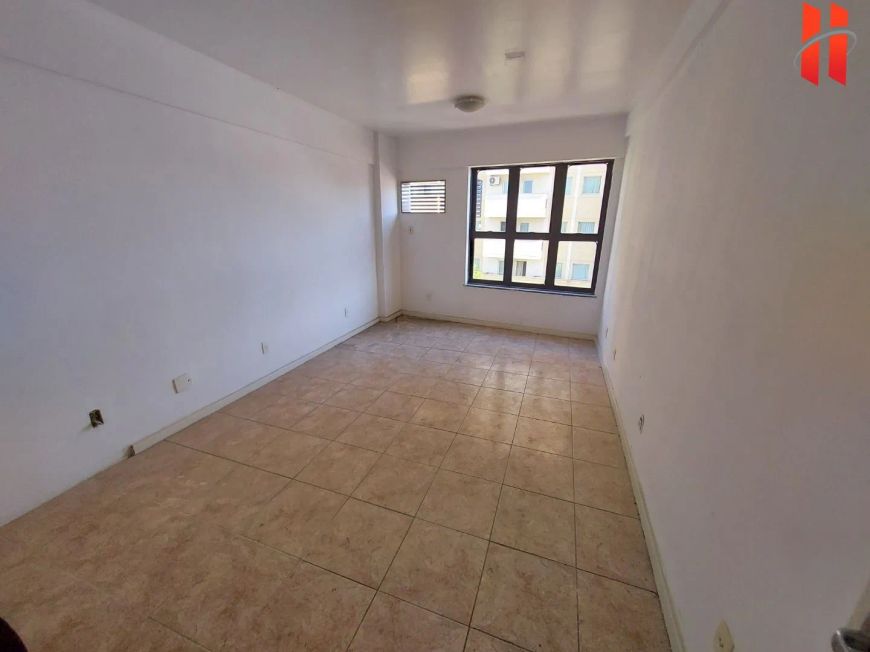 Sala comercial com 28m²na esquina com a Av. Brigadeiro Lima e Silva.