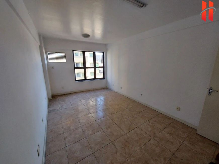 Sala comercial com 28m²na esquina com a Av. Brigadeiro Lima e Silva.