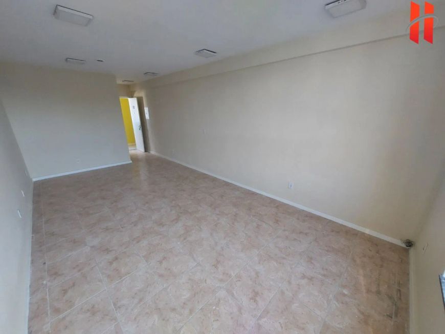 Sala comercial com 28m²na esquina com a Av. Brigadeiro Lima e Silva.