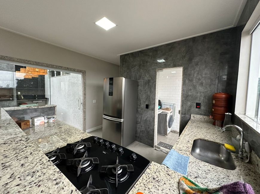 Casa para venda tem 180 metros quadrados com 1 quarto em Chácaras Arcampo - Duque de Caxias - RJ