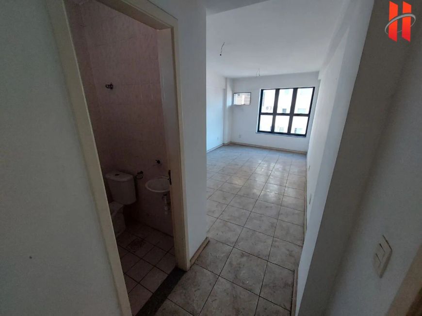 Sala comercial com 28m²na esquina com a Av. Brigadeiro Lima e Silva.
