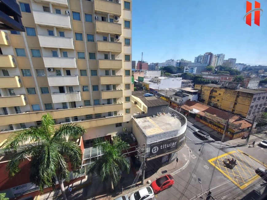 Sala comercial com 28m²na esquina com a Av. Brigadeiro Lima e Silva.