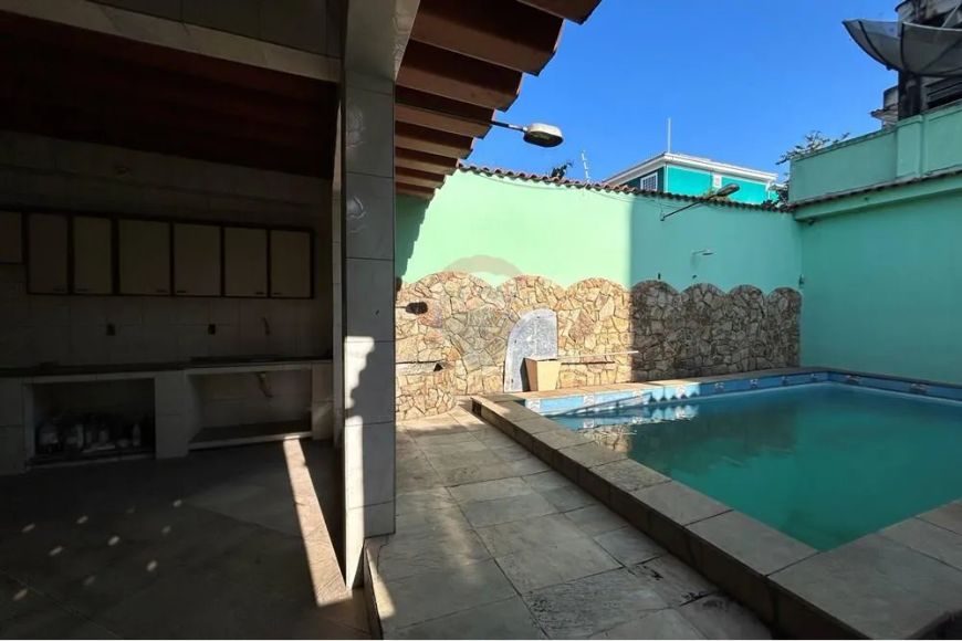 Casa com 3 quartos, 311 m² à Venda por R$ 700.000,00 no Centro de Duque de Caxias, RJ,
