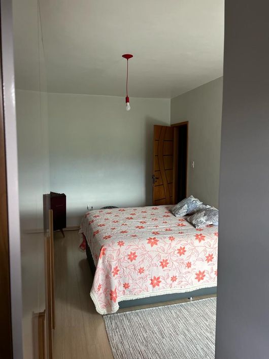 Casa de condomínio sobrado para venda possui 128 metros quadrados, possuí placa solar, com 2 quartos