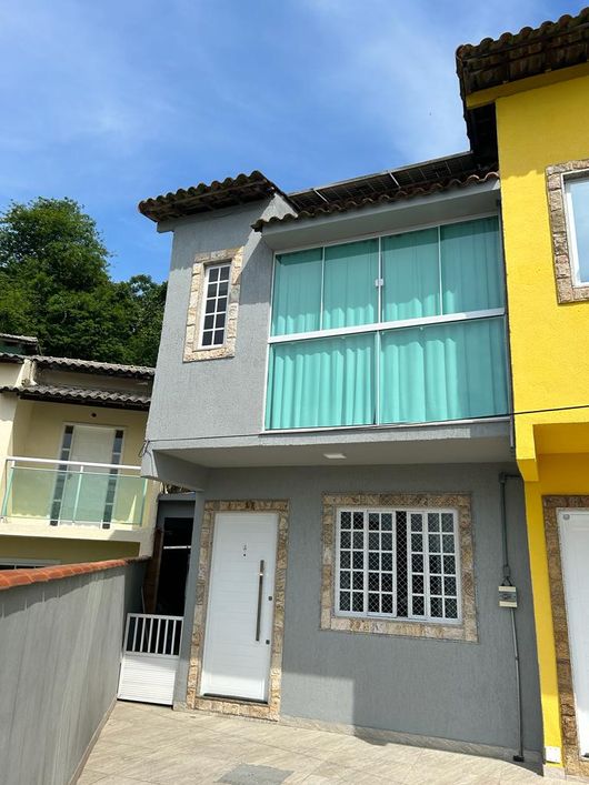 Casa de condomínio sobrado para venda possui 128 metros quadrados, possuí placa solar, com 2 quartos