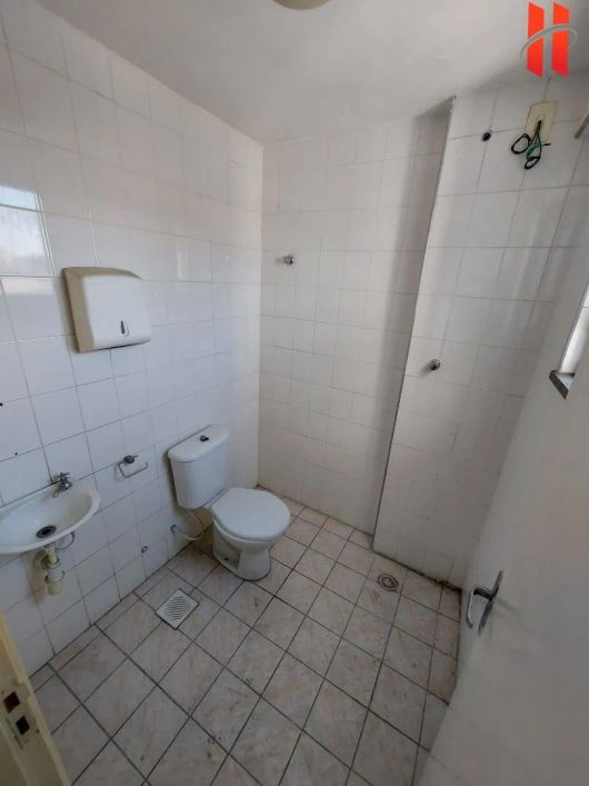 Sala comercial com 42m²na esquina com a Av. Brigadeiro Lima e Silva.