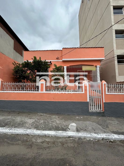 Duas casas à venda no centro de Caxias