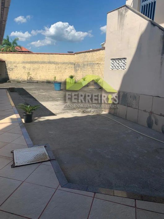 Grande casa no centro de Santa Cruz da Serra com 4 suítes.