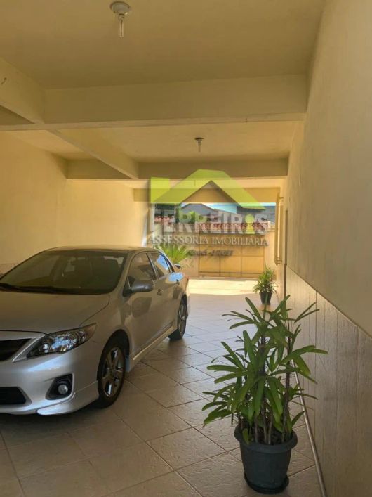 Grande casa no centro de Santa Cruz da Serra com 4 suítes.