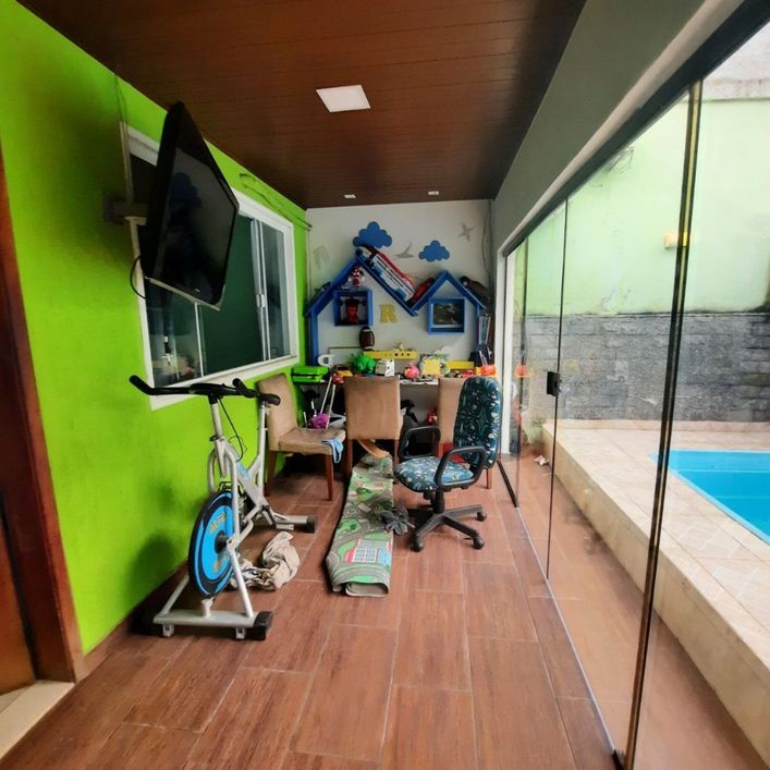 Casa com amplo terreno em via principal!