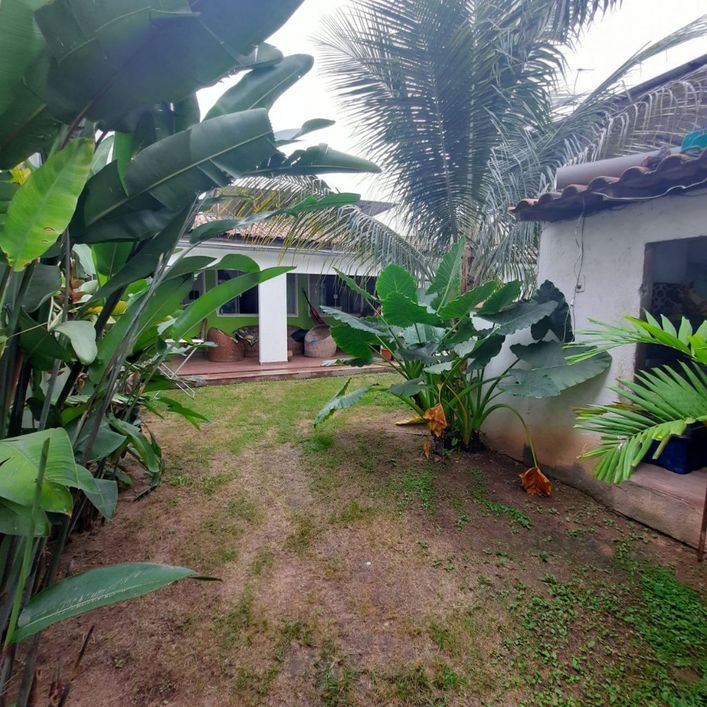 Casa com amplo terreno em via principal!