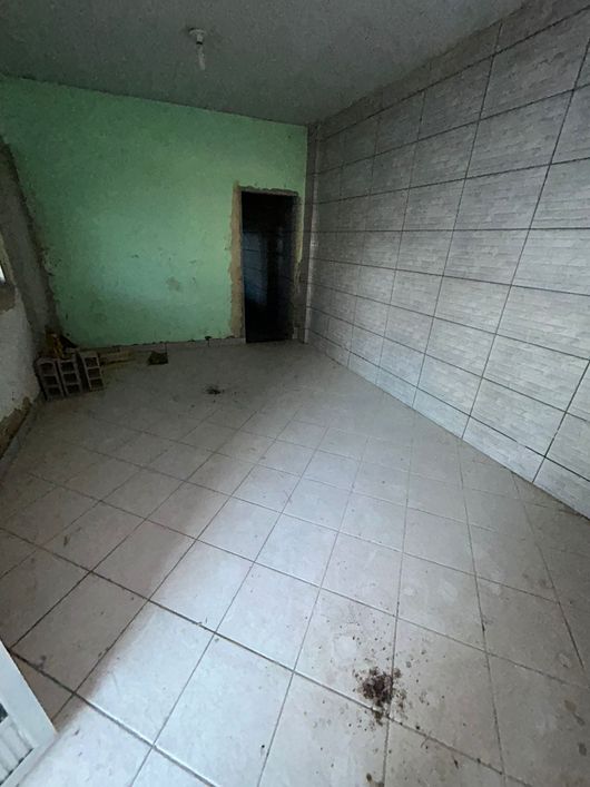 Loja com área total de 420m² em frente a Rio Magé!!!