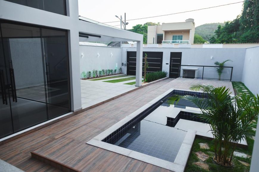 VENDO CASA DUPLEX 3 SUITES - 1º LOCAÇÃO/326M²/PISCINA/2 VAGAS - XERÉM - DUQUE DE CAXIAS