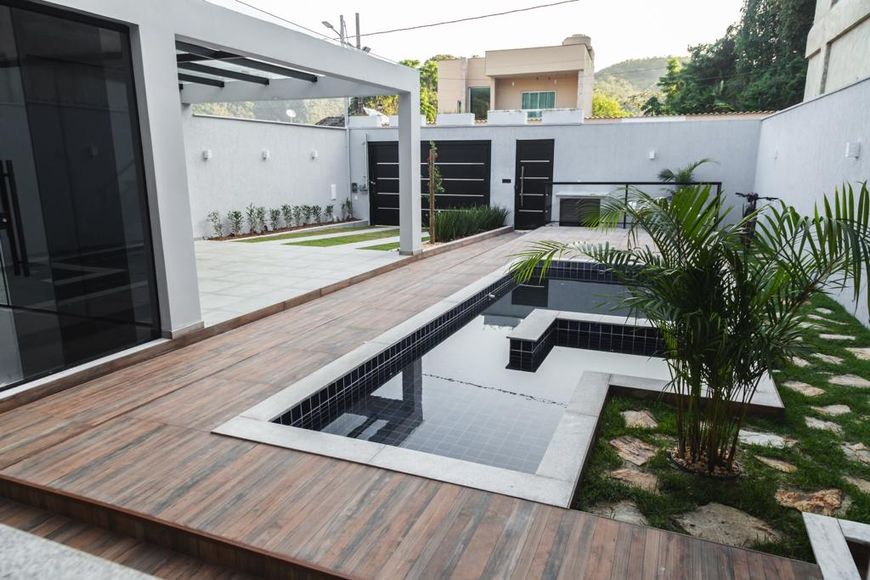 VENDO CASA DUPLEX 3 SUITES - 1º LOCAÇÃO/326M²/PISCINA/2 VAGAS - XERÉM - DUQUE DE CAXIAS
