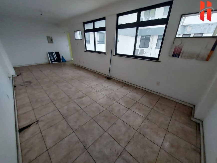 Sala comercial com 42m²na esquina com a Av. Brigadeiro Lima e Silva.