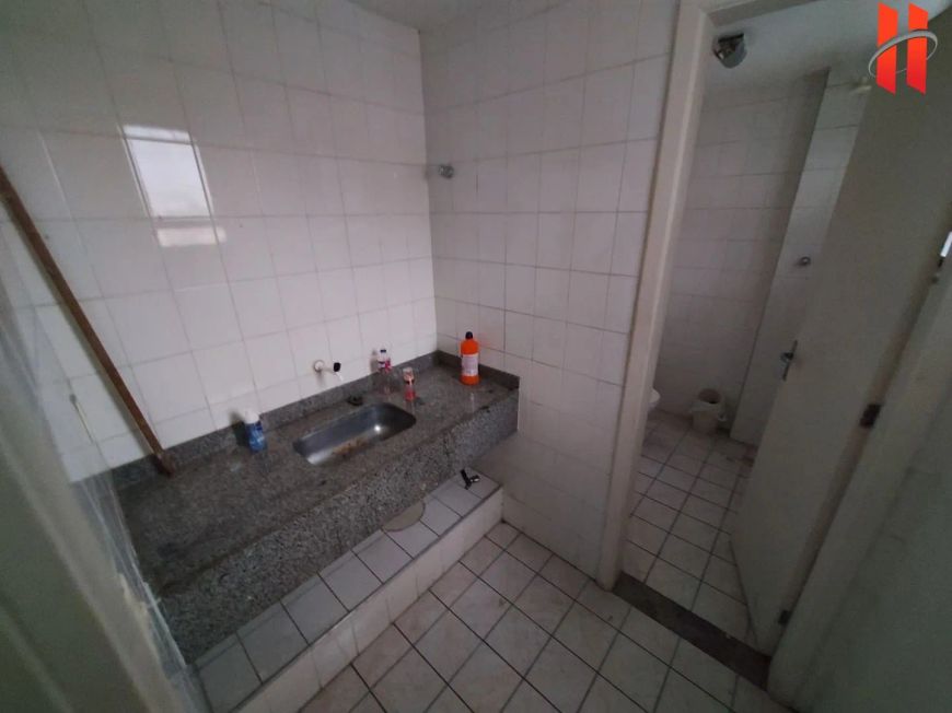 Sala comercial com 42m²na esquina com a Av. Brigadeiro Lima e Silva.